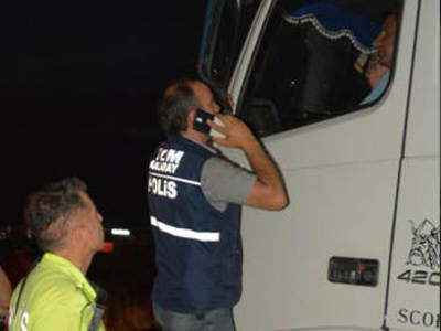 Polisi görünce kendini TIR'a kilitledi!