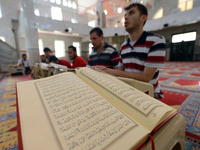 Kur’an okuduğunuzda melekler yanınıza toplanır