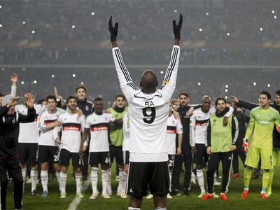 Demba Ba'nın Çin'de keyfi yerinde