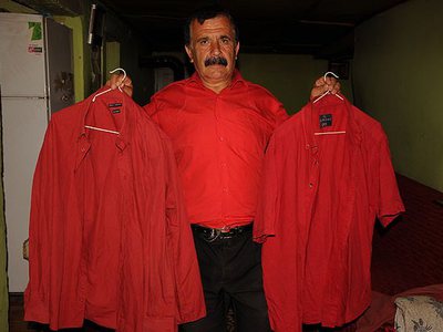 41 yıldır sadece 'kırmızı gömlek' giyiyor