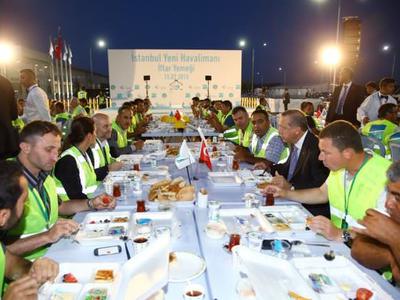 Üçüncü havalimanı işçileri bayram hediyelerini aldı