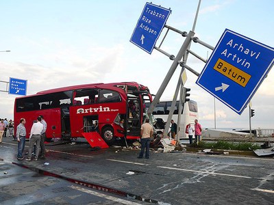 Rize'de otobüs ile otomobil çarpıştı: 1 ölü, 36 yaralı