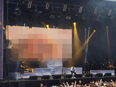 Çocukların izlediği konserde porno skandalı!