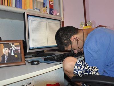 Burnuyla kitap yazıyor
