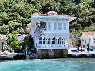 Kanlıca'da yalıya gemi çarptı!