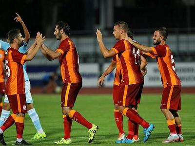 Podolski ilk maçında şov yaptı