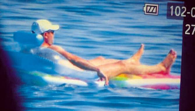 Demirtaş’ın havuz keyfi!