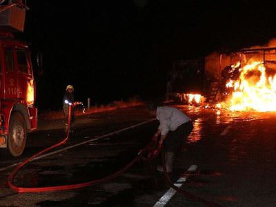Yol kesen teröristler 3 aracı ateşe verdi