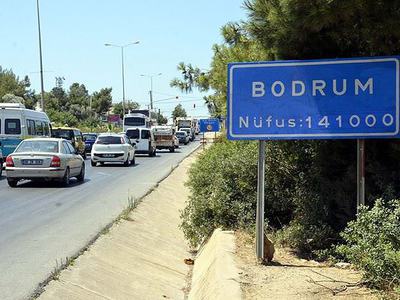 Sanatçı Emrah'ın ailesi komşularıyla karakolluk oldu