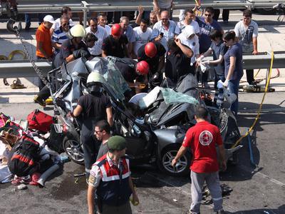Otomobil iki TIR'ın arasında kaldı: 2 ölü