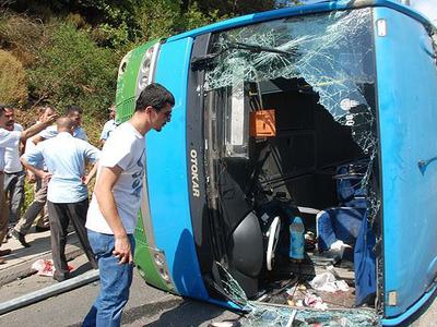 İstanbul'da halk otobüsü devrildi