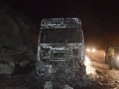 Mardin'de teröristler 2 aracı ateşe verdi