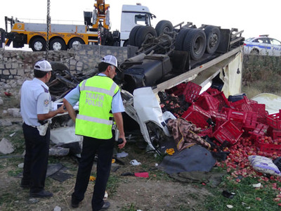 Şeftali yüklü kamyon takla attı: 1 ölü
