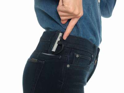 Akıllı telefonları şarj eden kot pantalon