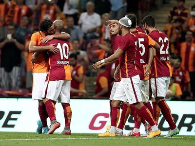 Galatasaray'dan Fenerbahçe'ye tarihi fark