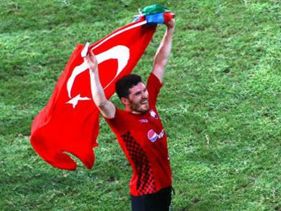 Turu atladı Türk bayrağıyla tur attı