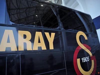 Galatasaray otobüsüne çekiç ve taşlı saldırı