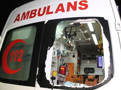 Bitlis'te park halindeki ambulansa saldırı