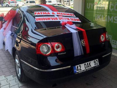 Gelin arabalarının "sıra dışı" yazıları gülümsetiyor