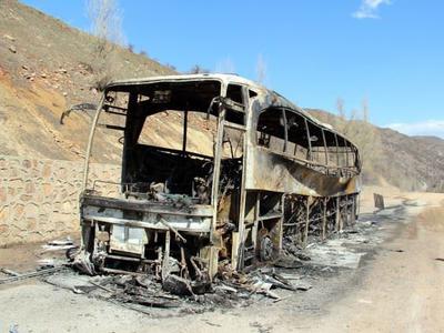 Erciş'te teröristler yolcu otobüsünü ateşe verdi