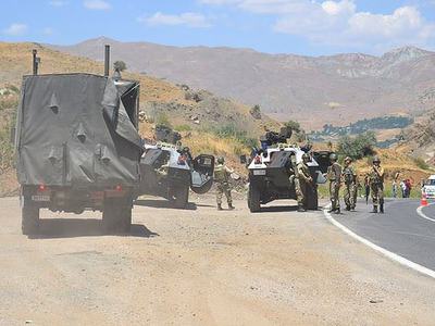 Jandarmaya bomba yüklü araçla saldırı