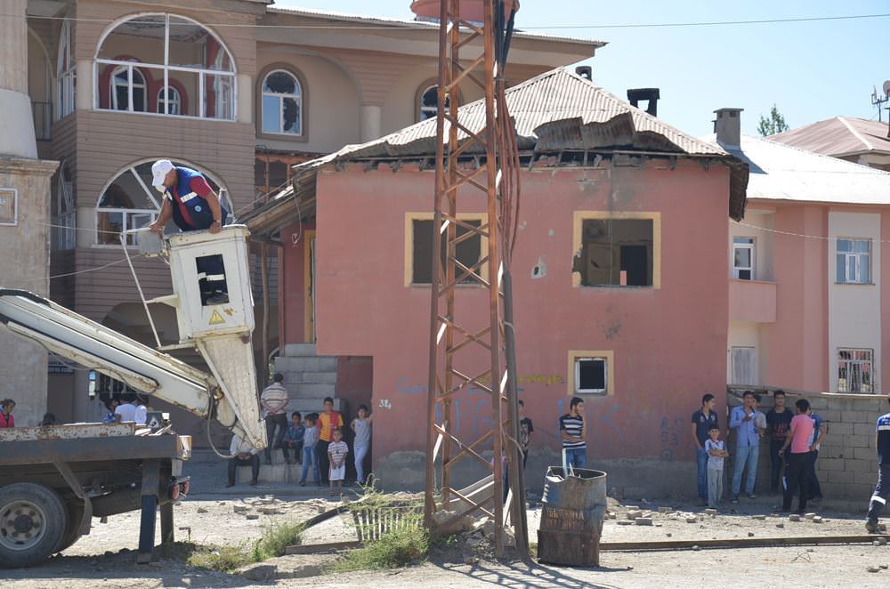 Yüksekova'da polis aracına bombalı saldırı