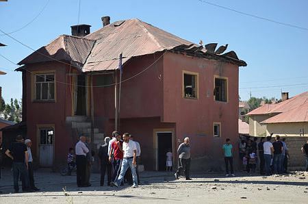 Yüksekova’da polis aracına bombalı saldırı