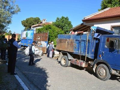 Evden 5 kamyonet çöp çıktı