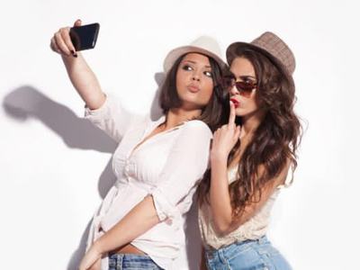 Selfie çeken bit de çeker