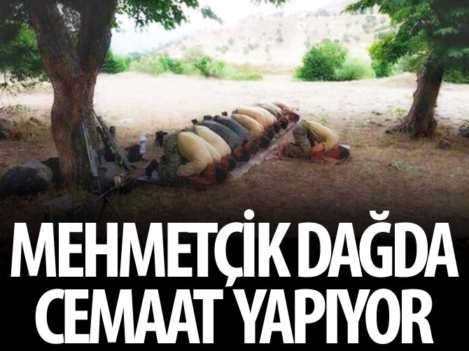 Dağda cemaat yapan Türk askerleri