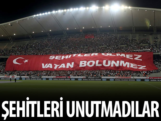 Taraftarlar şehitleri unutmadı!