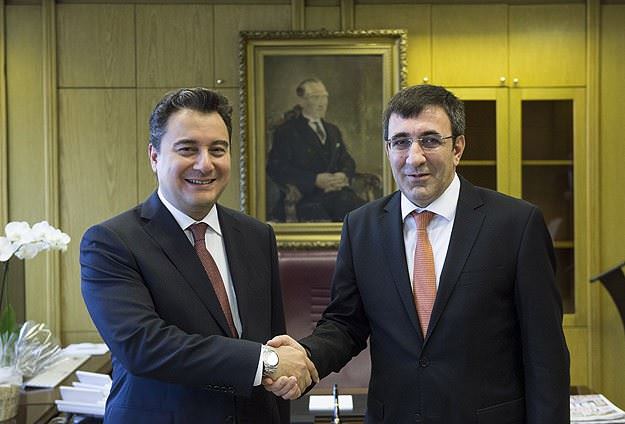 Arınç ve Babacan bayrağı teslim etti