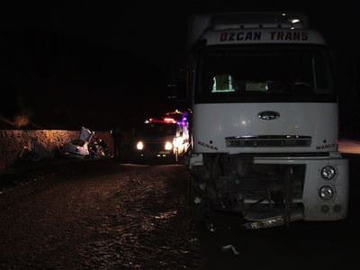 Erzincan'da tır ile otomobil çarpıştı: 5 ölü