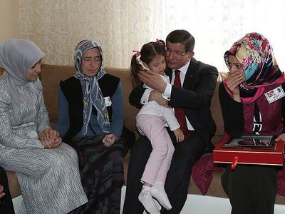 Başbakan Davutoğlu şehit ailesini ziyaret etti