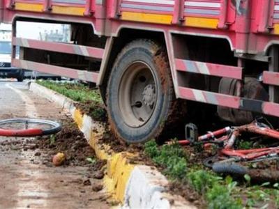 Kamyon ile bisikletlinin üzerinden geçti!