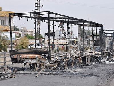 Şırnak'ta teröristler yol kesip tır yaktı
