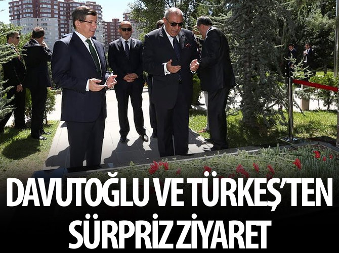 Davutoğlu ve Türkeş Alparslan Türkeş'in mezarına gitti