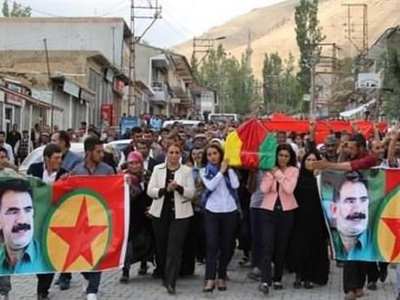 HDP'li vekil teröristin tabutunu omuzladı
