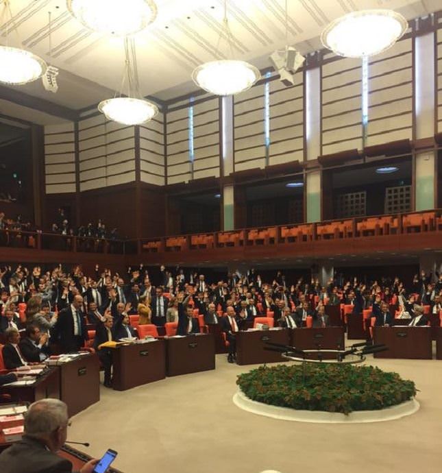 MHP ile HDP’nin el ele verdiği anın fotoğrafı