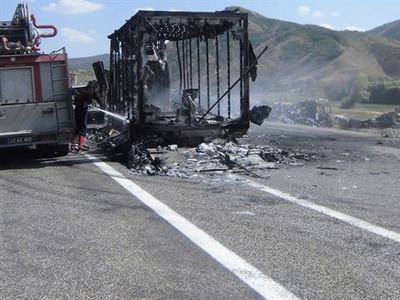PKK'lılar TIR yakıp polise saldırdı
