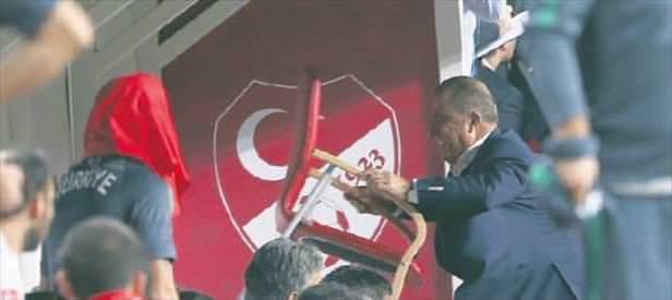 Fatih Terim yedek kulübesine sandalye fırlattı