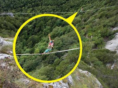 İki dağ arası 120 metrelik ipte yürüdü