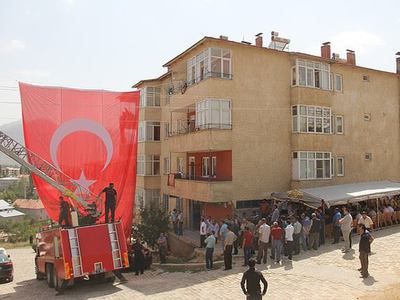 Şehitlerin babaevine ateş düştü