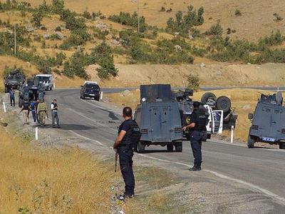 Mardin'de polis aracına saldırı: 4 polis yaralı