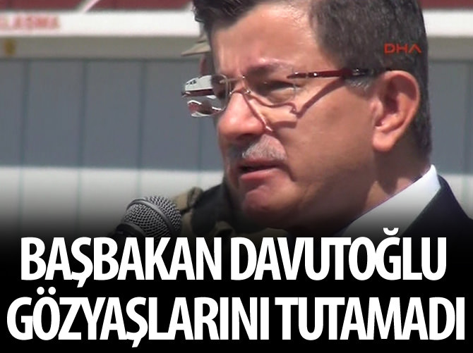 Davutoğlu konuşurken gözyaşlarını tutamadı