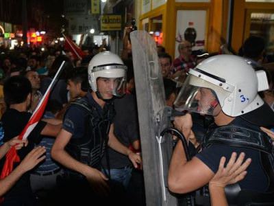 Mersin’de HDP binasına saldırı: 3 polis yaralı
