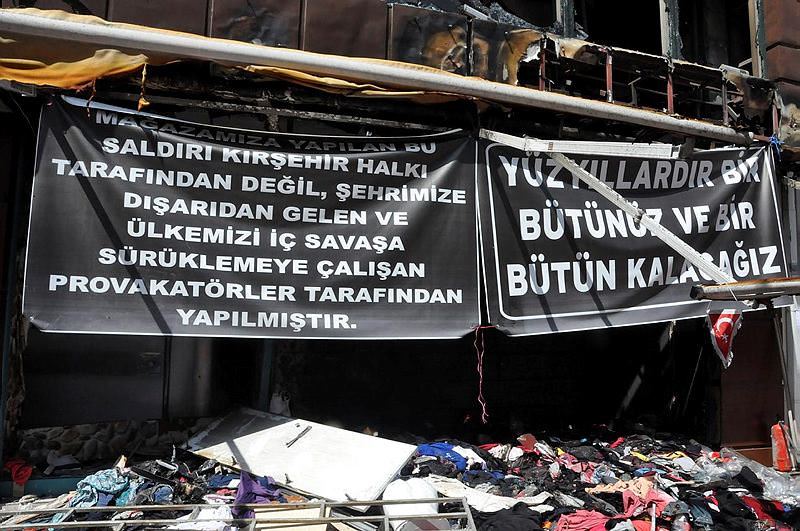 Kırşehir’de yakılan işyerinde anlamlı pankart