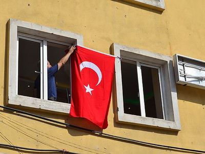 HDP'li yöneticiler il binasına Türk bayrağı astı