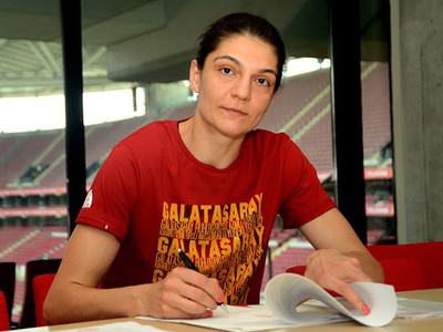 Galatasaray'da Nevriye Yılmaz'ın sözleşmesi uzatıldı