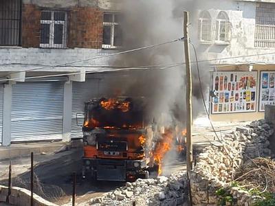 Teröristler itfaiye aracını ateşe verdi